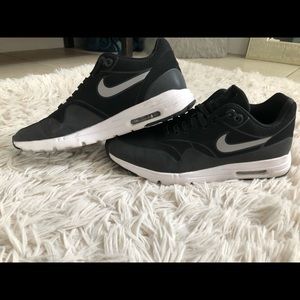 Black Nike Air Max